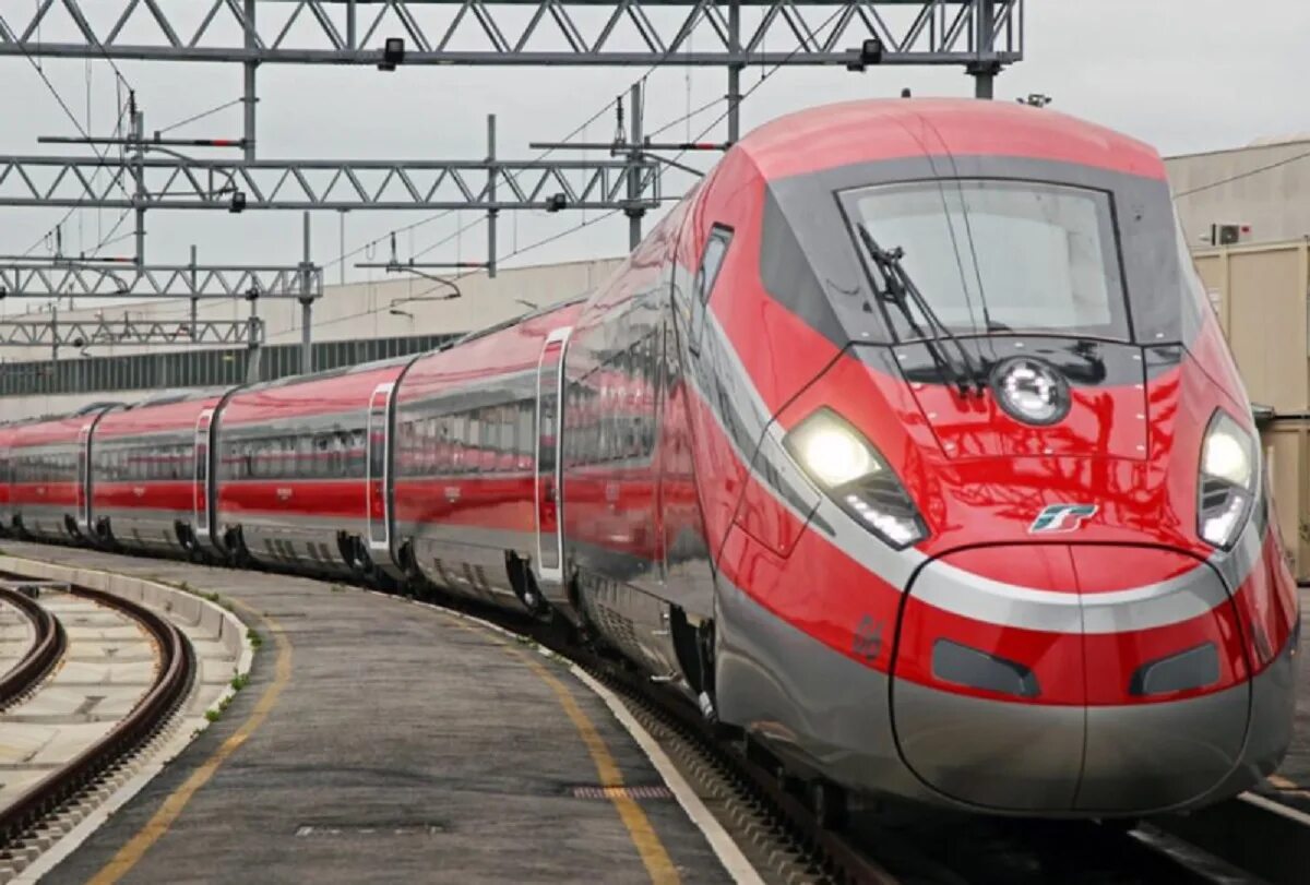 Frecciarossa 1000. Скоростной поезд Frecciarossa 1000. Поезд красная стрела Локомотив. Frecciarossa 500.