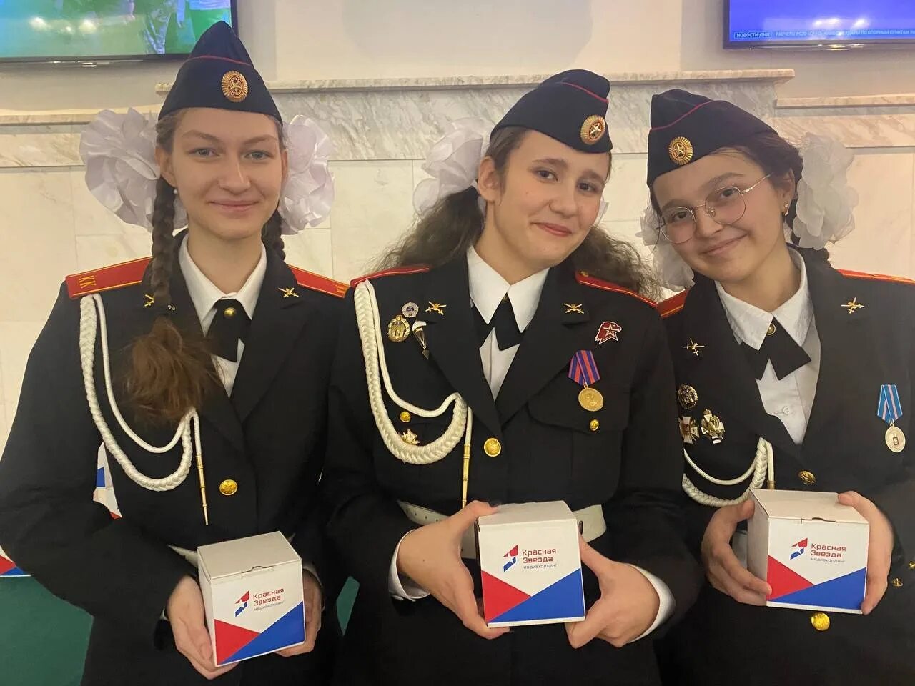 Суворовцы девочки. Фото кадета девочки. Фото кадета девочки. Кадетская прическа для девочек. Прически для кадетов девочек.