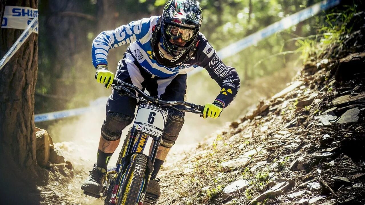 Scott downhill 1990. Downhill racer. Downhill race league. Gwin. Downhill race.