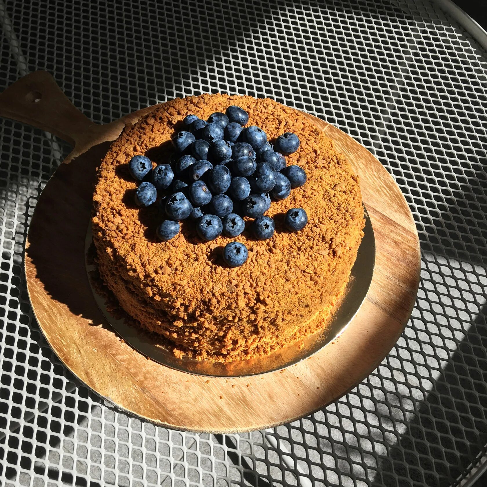 украшение торта медовик. наполеон и медовик. торт королевский медовик. медовик чизберри. медовик с орехами и черносливом.