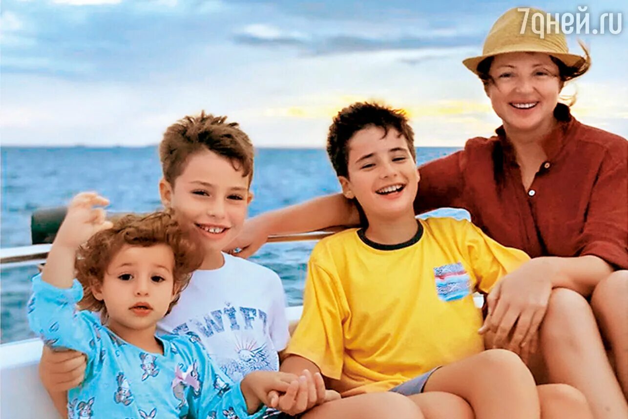 Банщикова семья. Банщикова семья. Банщикова семья. Банщикова семья. Банщикова актриса семья.