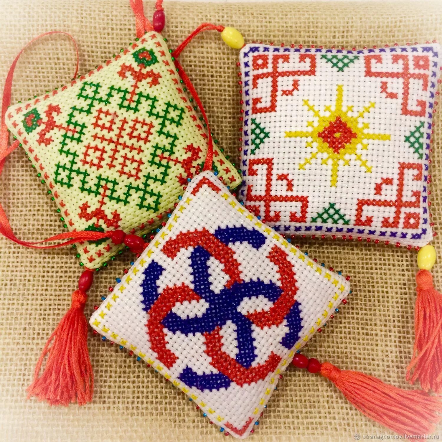 Ладинец оберег вышивка крестом. Славянская обережная вышивка. Радинец оберег вышивка. Рожаница оберег схема. Вышиваем оберег.