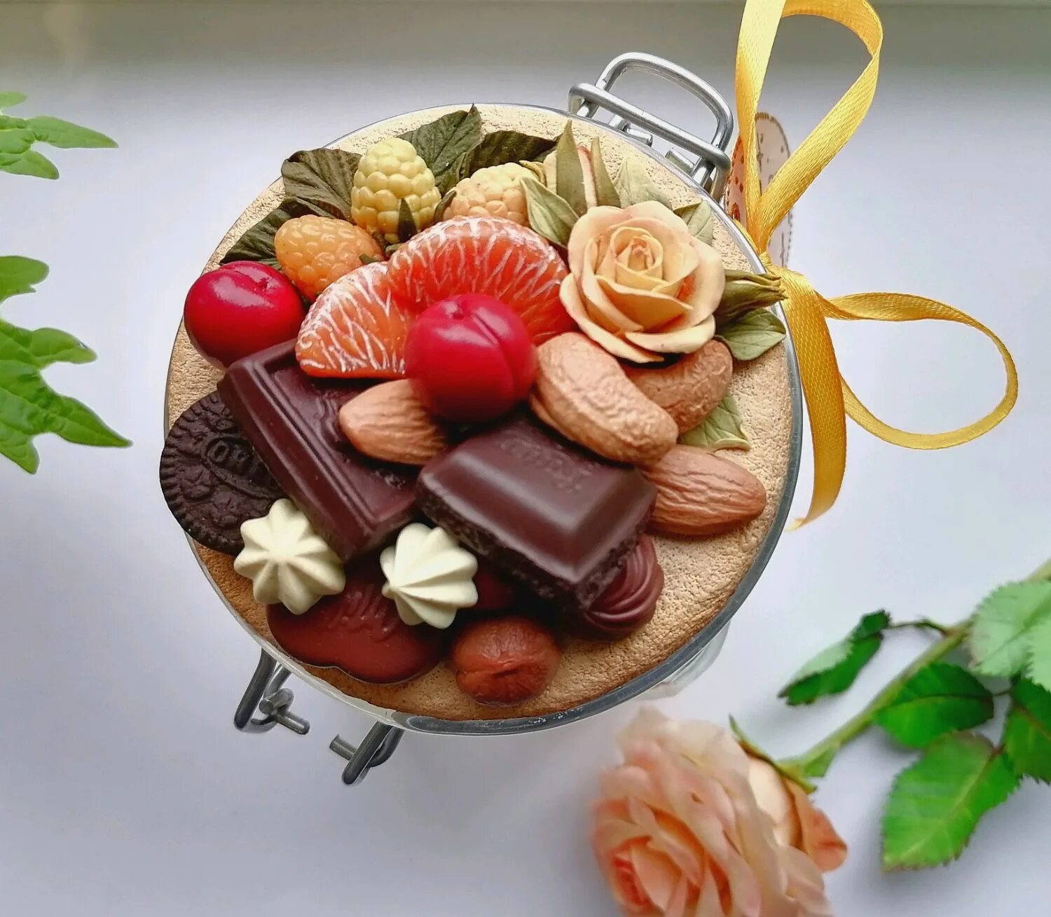 Сладкий подарок с надписями. Вкусный подарок ачинск. Визитка сувенирного магазина. Подарок презент от мастера депиляции. Хлебная лавка георгиевское подворье.