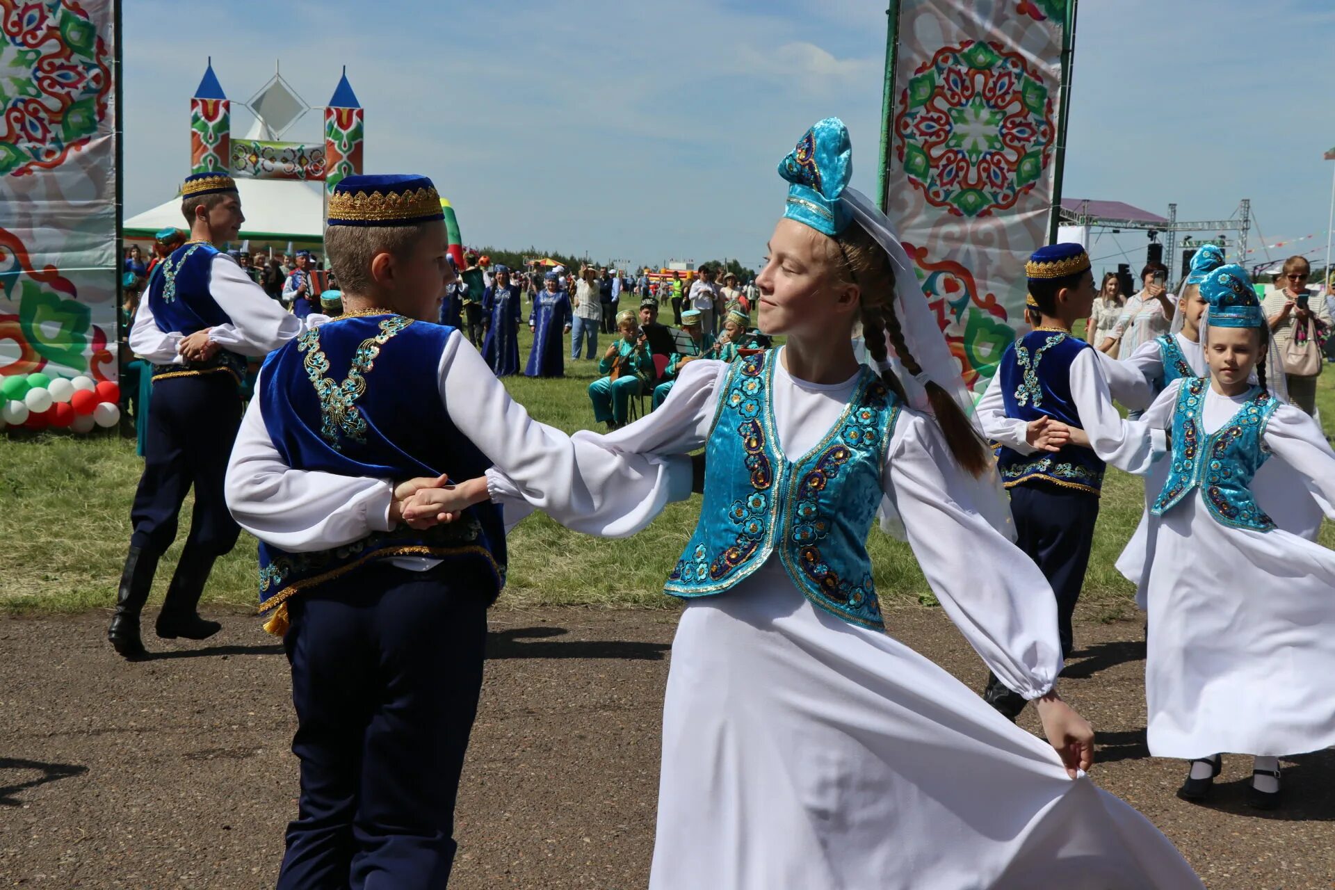 Татарский праздник в марте. Сабантуй у татар. Национальный праздник татар Сабантуй. Сабантуй Арасланово Нязепетровский. Татарский народный праздник Сабантуй.