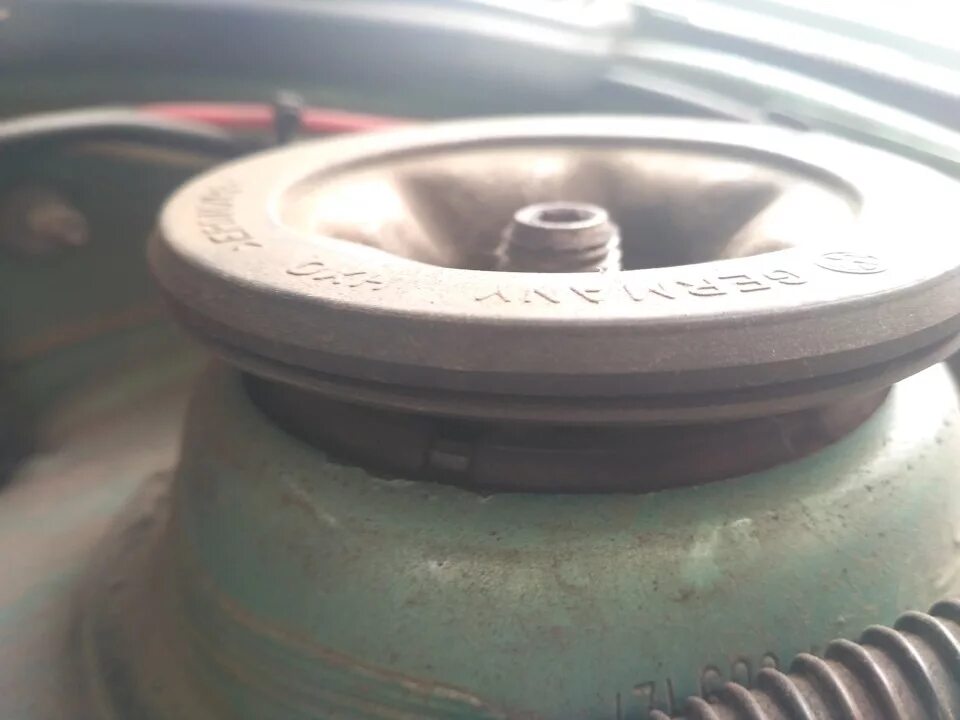 Трубка сапуна пассат б5. Горловина бака гольф 3. Крепление бака пассат б3. Горловина пассат б3. Горловина пассат б3.