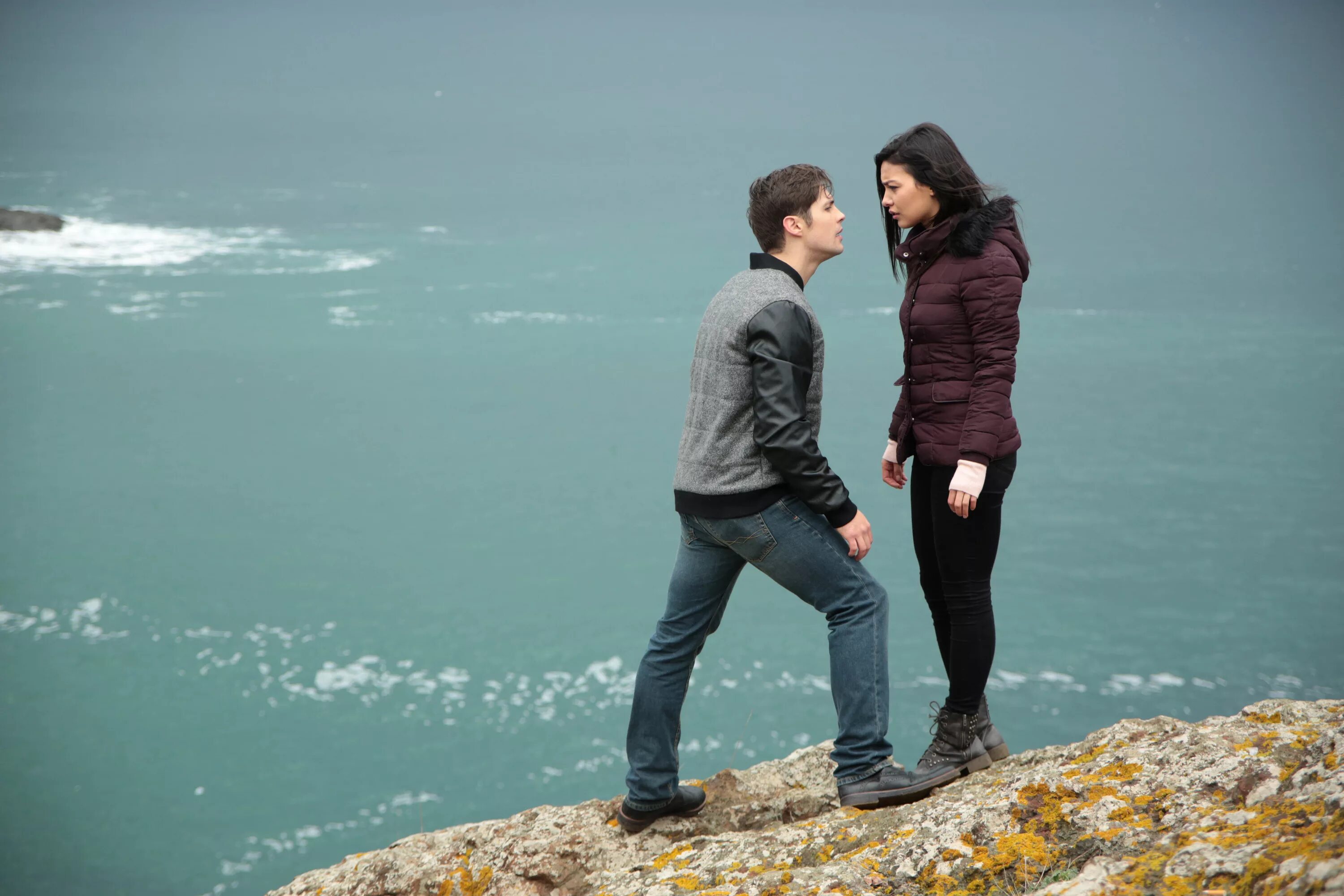 Чёрная любовь турецкий сериал смерть кемаля. Эмир и кемаль за кадром. Нихан и озан. Съемки сериала чёрная лубовь. Неслихан и бурак за кадром.