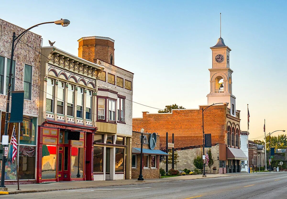 Town is good. Маленькие городки США. American small Town Downtown. المسكية Town. Small Town Street.