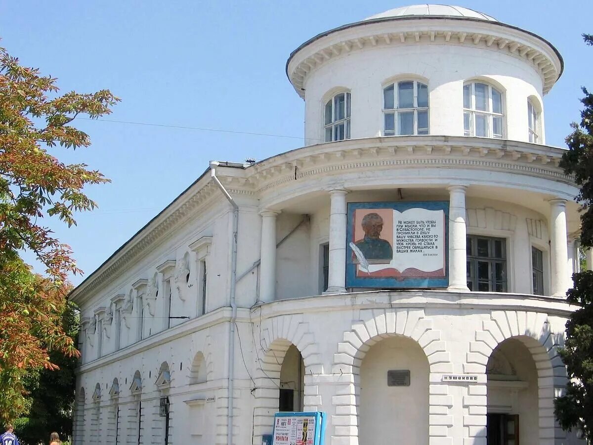 Древнее здание севастополя
