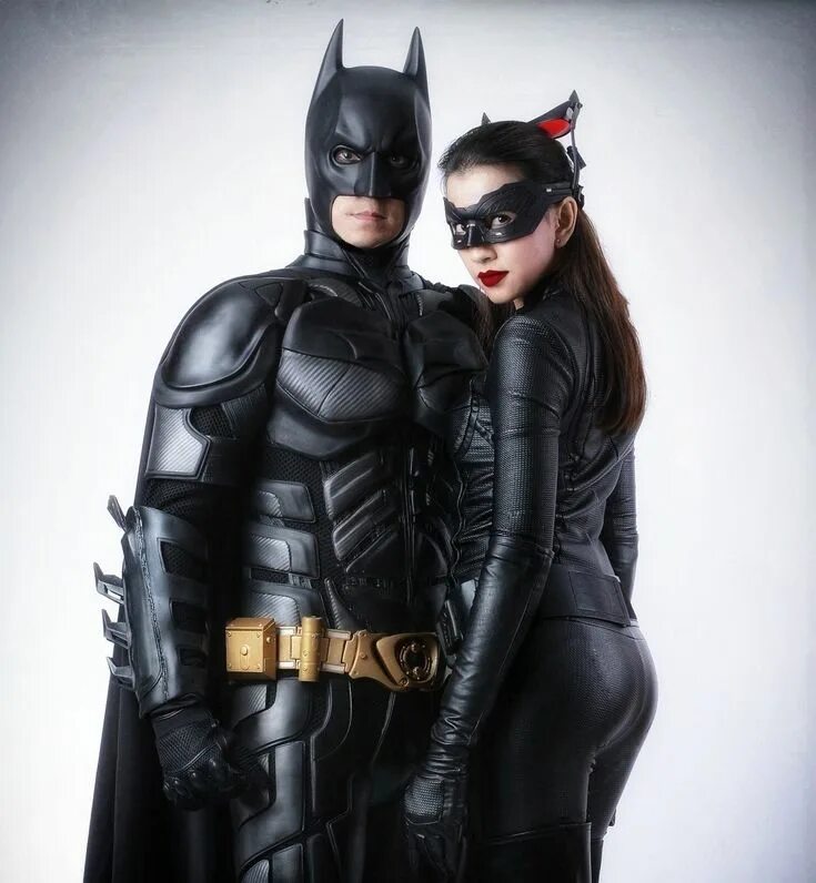 Энн Хэтэуэй женщина кошка и Бэтмен. Бэтгерл Энн. Темный рыцарь Бэтгерл. Бэтмен косплеер.
