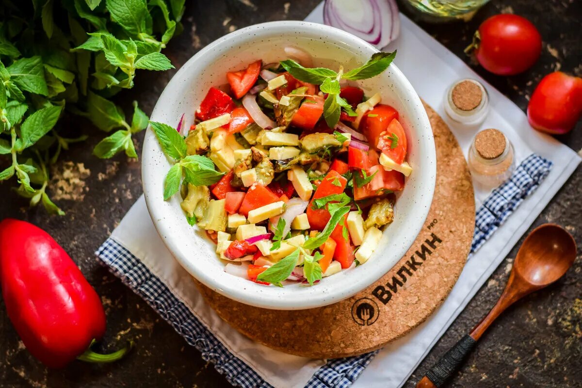 Армянский салат из овощей 4 буквы. Армянский салат из печеных овощей. Салат из баклажанов и перца. Сальса из печеных овощей. Салат из печеных баклажанов и перцев.