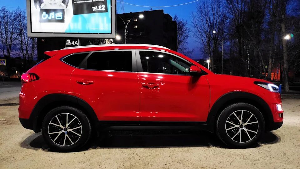 Hyundai tucson с черными дисками. Диски хендай туссан. Скад kl-275. Диски hyundai tucson r19. Хендай туссан на 19 дисках.