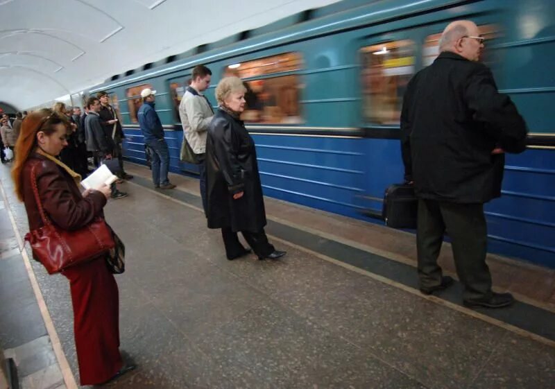 Поезд в метро ходят с одинаковым. Метро станция с пассажирами. поезда на замоскворецкой линии. люди на станции метро. поезд москва на замоскворецкой линии.