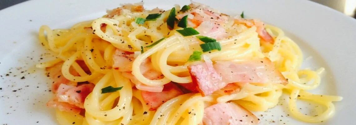 Паста карбонара с беконом. Паста с беконом и помидорами черри. Паста с беконом и помидорами черри. Карбонара с беконом и помидорами. Паста карбонара с беконом томат.