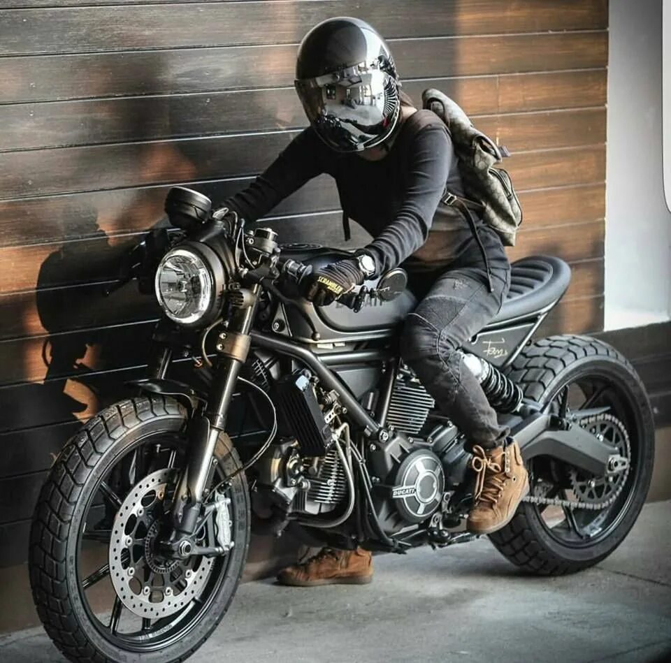 Стили байков. Мотоцикл Ducati Scrambler Cafe Racer. МОТОСТИЛЬ Cafe Racer. Кафе рейсер мотоцикл. Мото в стиле скремблер.