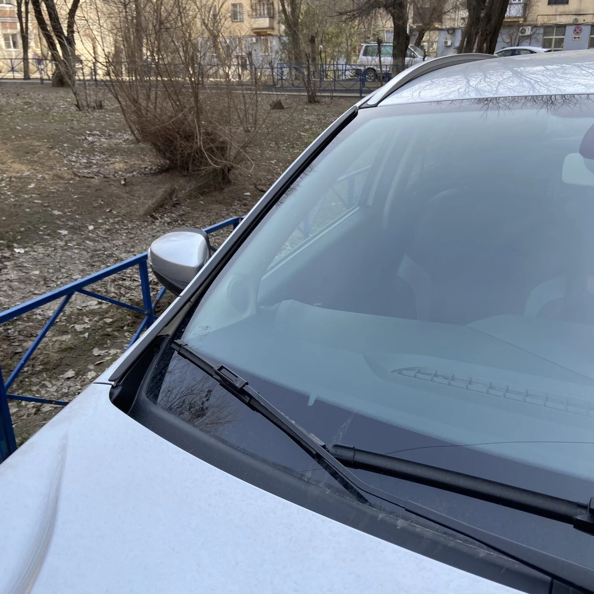 Установка дефлекторов лобового стекла. Дефлектор лобового стекла. ветровик лобового стекла. ветровик на лобовое стекло. дефлекторы лобового стекла ваз.