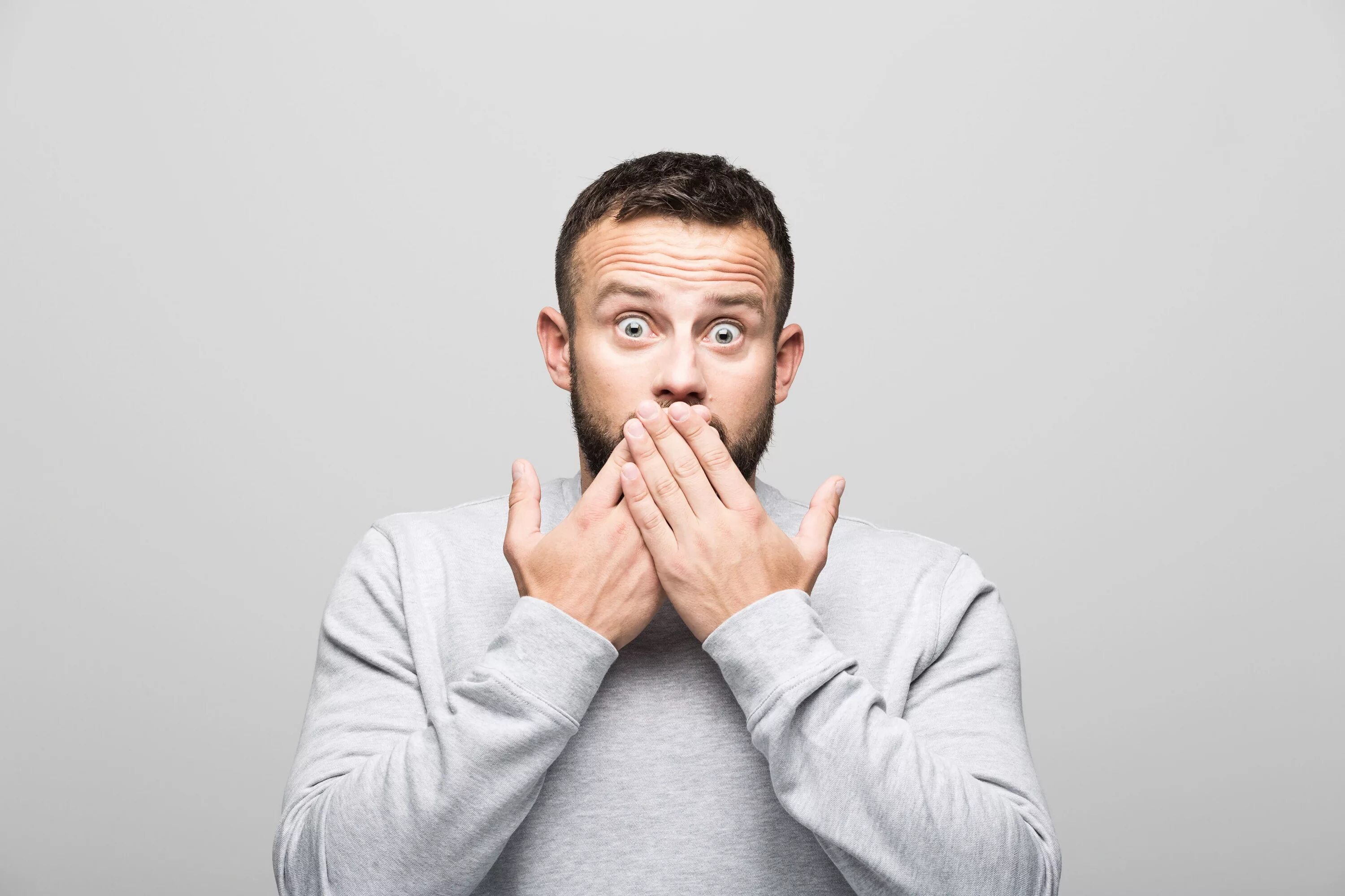 Парень закрывает рот рукой. Отчаяние мужчины. Парень закрыт. Человек закрывает место. Удивленный мужчина.