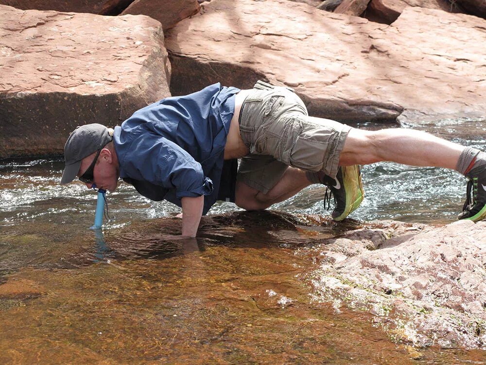 Стой грязная вода. Человек пьет из ручья. Грязная вода. Человек пьет из реки. Пьет воду из ручья.