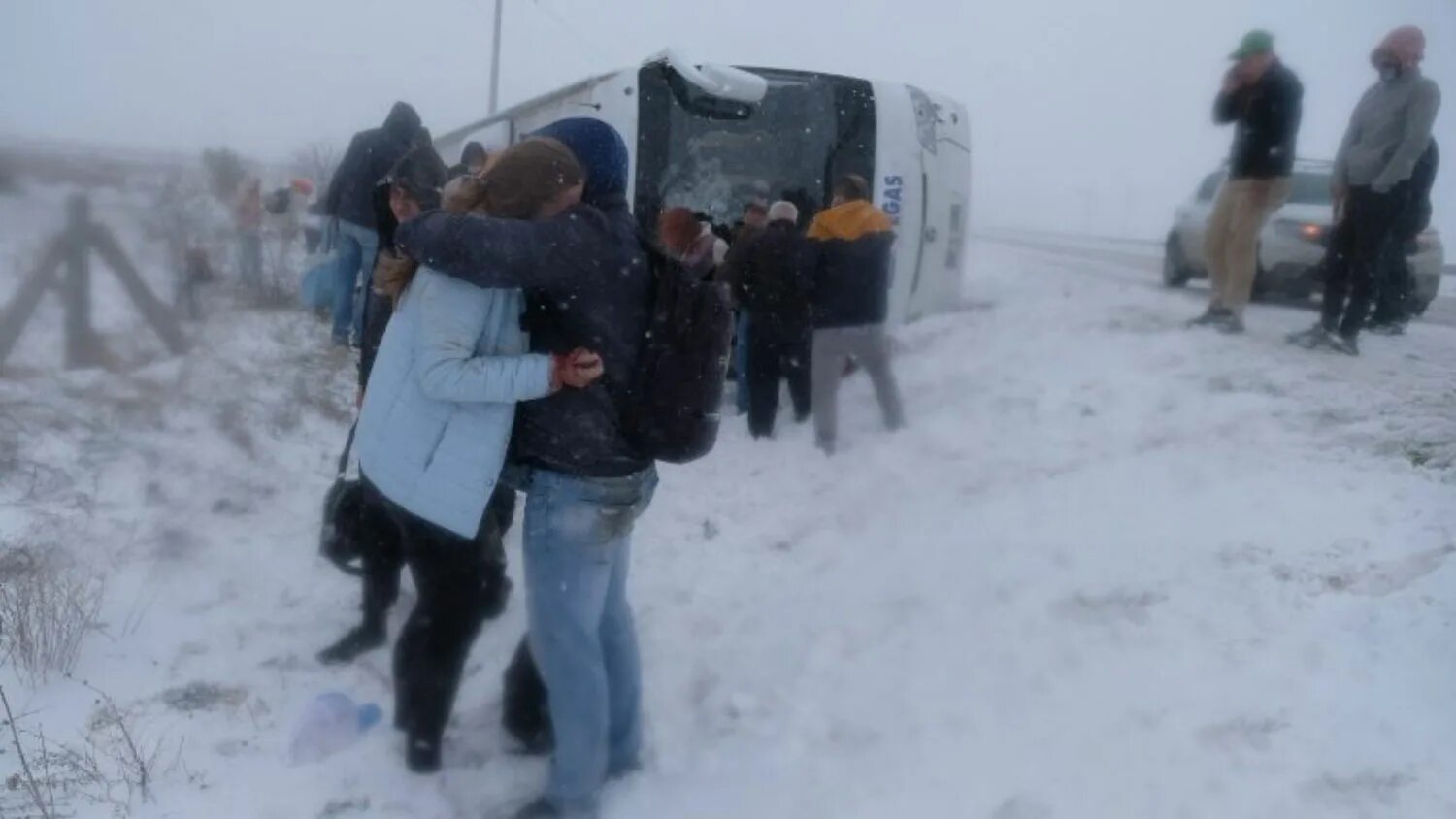 Попала в аварию и была вытрахана незнакомцем прямо на дороге