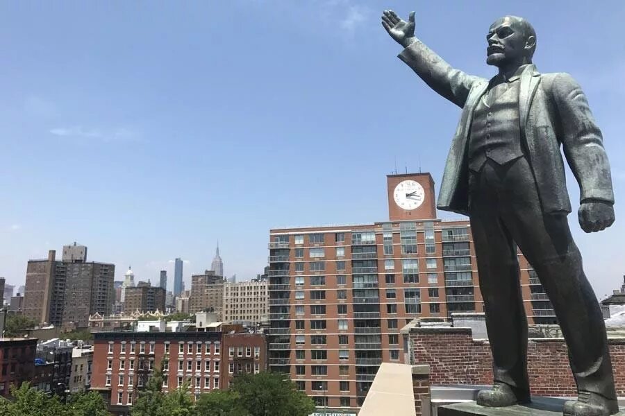 Почему стоит ленинский. Памятник Ленину в Нью-Йорке. Статуя Ленина в Нью-Йорке. Памятник Ленину в США В Нью Йорке. Памятник Ленину в Нью-Йорке на месте статуи свободы.