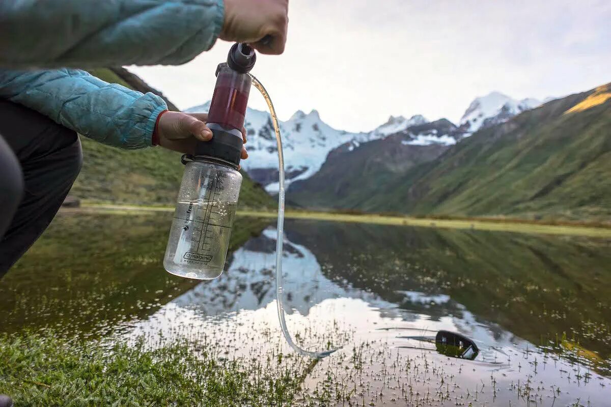 Способы очистки природной воды. Вода в походе. Очистка воды. Фильтрация воды в походе. Очистка воды в лесу.