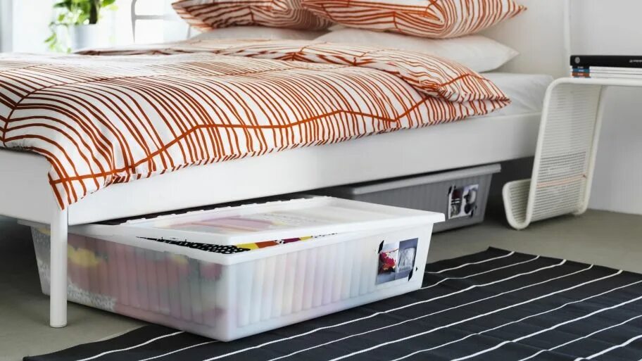 Оригинальное спальное место. Пластиковые ящики под кровать. Под кроватью есть вещи. Система хранения под кроватью. Под кроватью есть вещи.