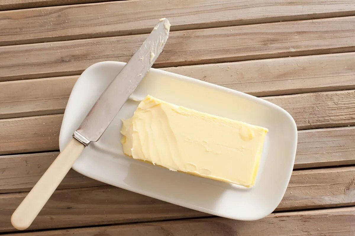 Масло сливочное. Масло сливочное Butter. Масло сливочное сверху. Масло сливочное на тарелке.