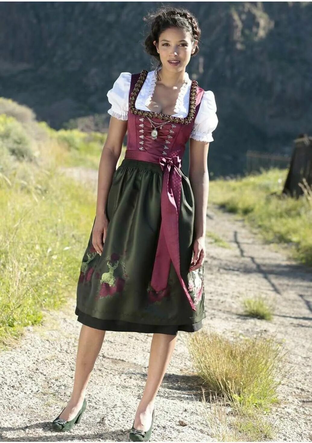 Красивые немецкие женские. Дирндль Бавария. Тирольский дирндль. Дирндль национальный костюм Германии. Баварский костюм дирндль.