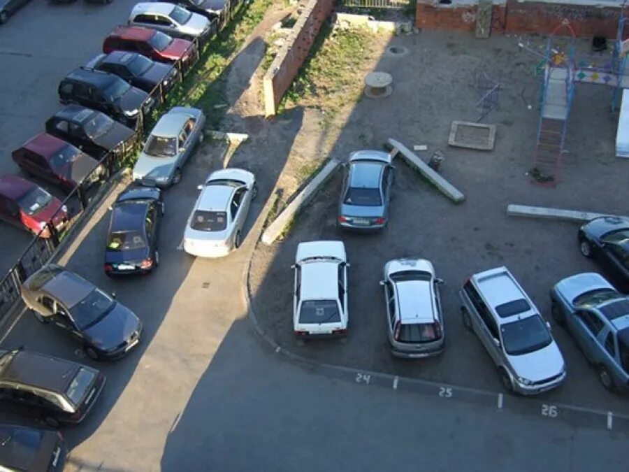 машина возле подъезда. стоянка машин во дворе. стоянка машин. парковка автомобилей во дворах жилых. парковка во дворе москва.