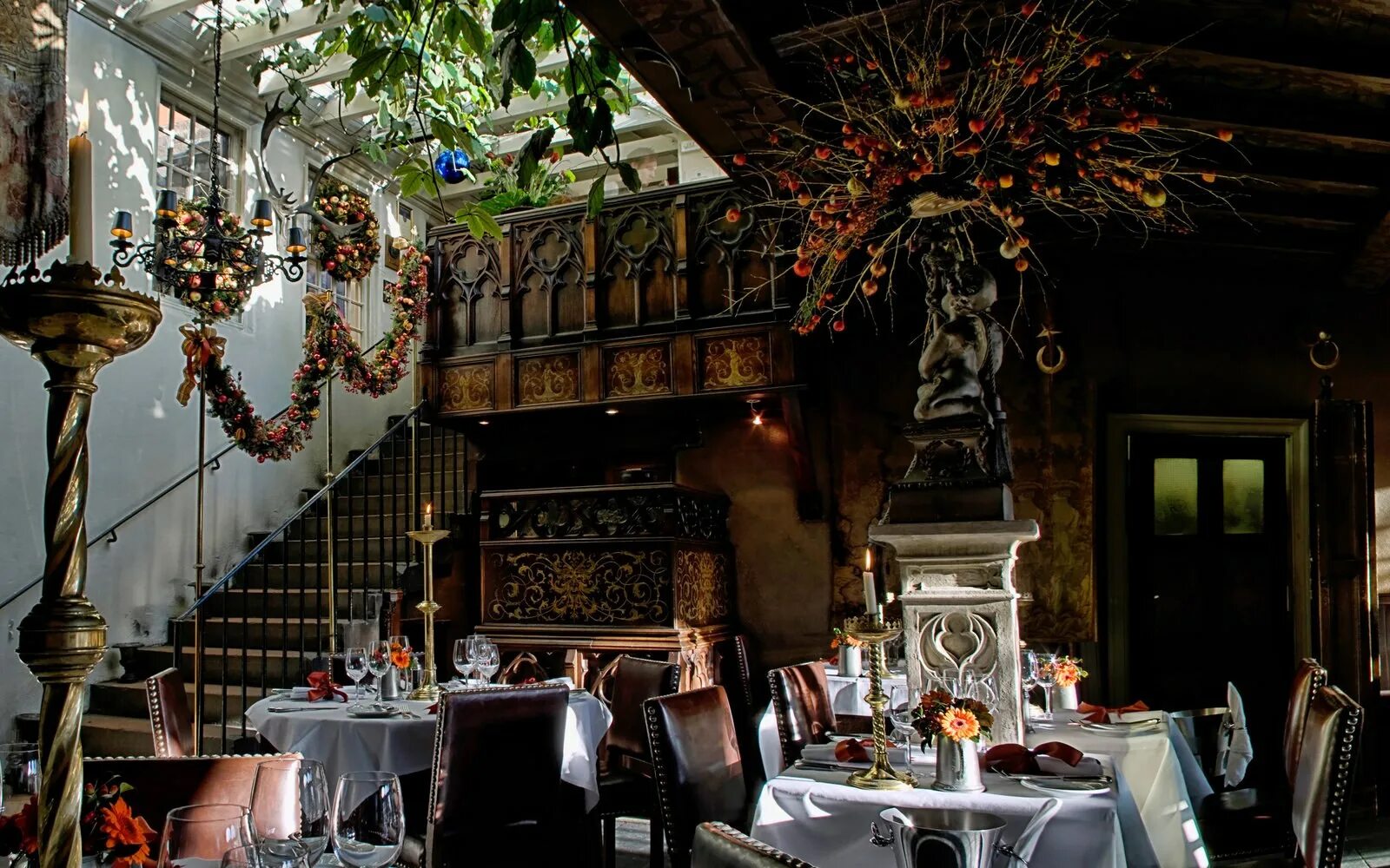 Гот кафе. Ресторан t'spookhuys, бельгия. Ресторан в стиле готика. Ресторан замок мефисто в москве. Готический стиль в интерьере кафе.