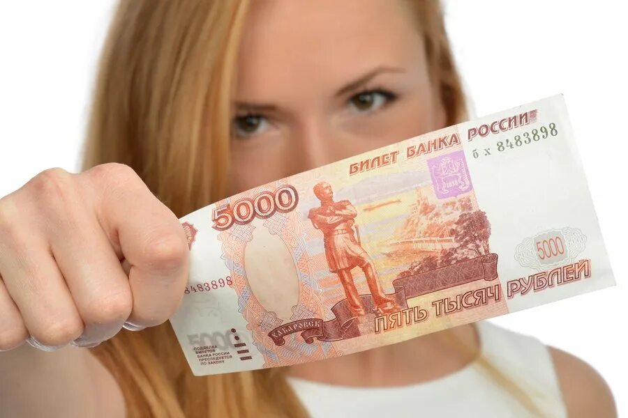 Женщина на купюре. 5000 Рублей. 5 Тысяч рублей. Девушка с рублями. Девушка с рублями в руках.