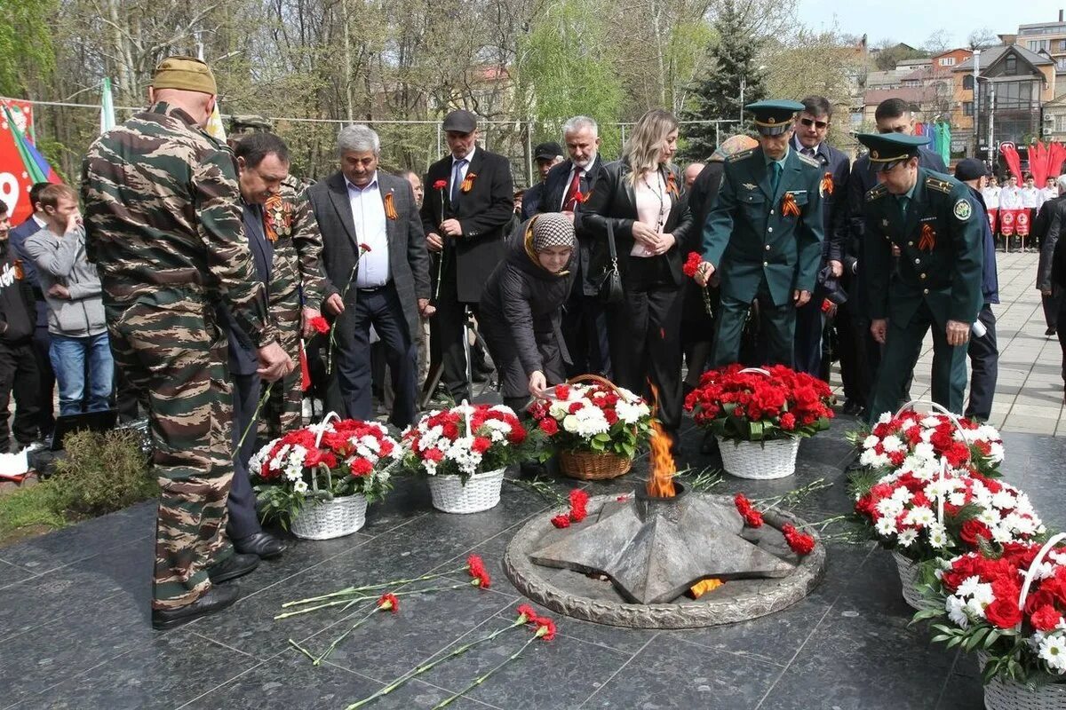 Памятник жертвам теракта 9 мая 2002 года в г.Каспийск. Терроризм в Дагестане 2012.