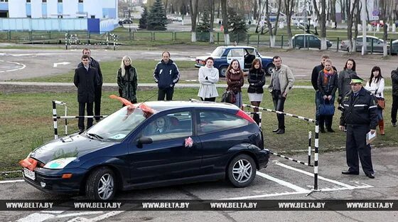 Инструктор пдд. Теоретический экзамен в гаи. Экзамен в городе по вождению. Площадка экзамен в гаи с поворотниками. Экзамены в гаи гродно.