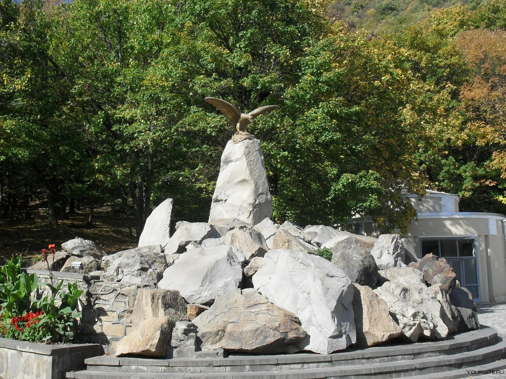 Памятники железноводска. Железноводск Орел скульптура. Лермонтовский сквер Железноводск. Славяновский источник в Железноводске. Памятник Лермонтову в Железноводске.