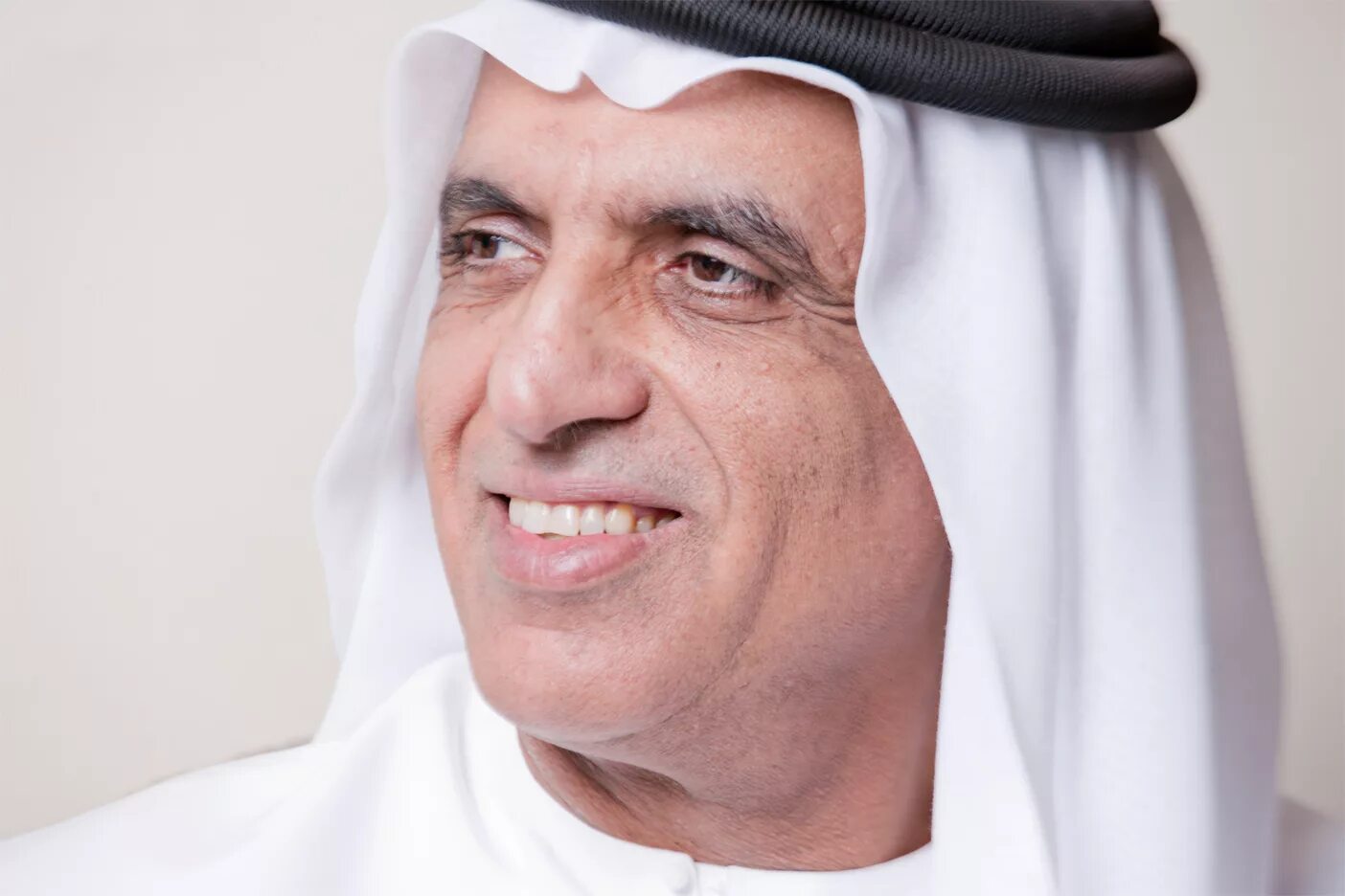 Араб говорит. Араб в офисе. Племена бедуинов. Дворец шейха мухаммеда в дубае. Бедуины 19 век.