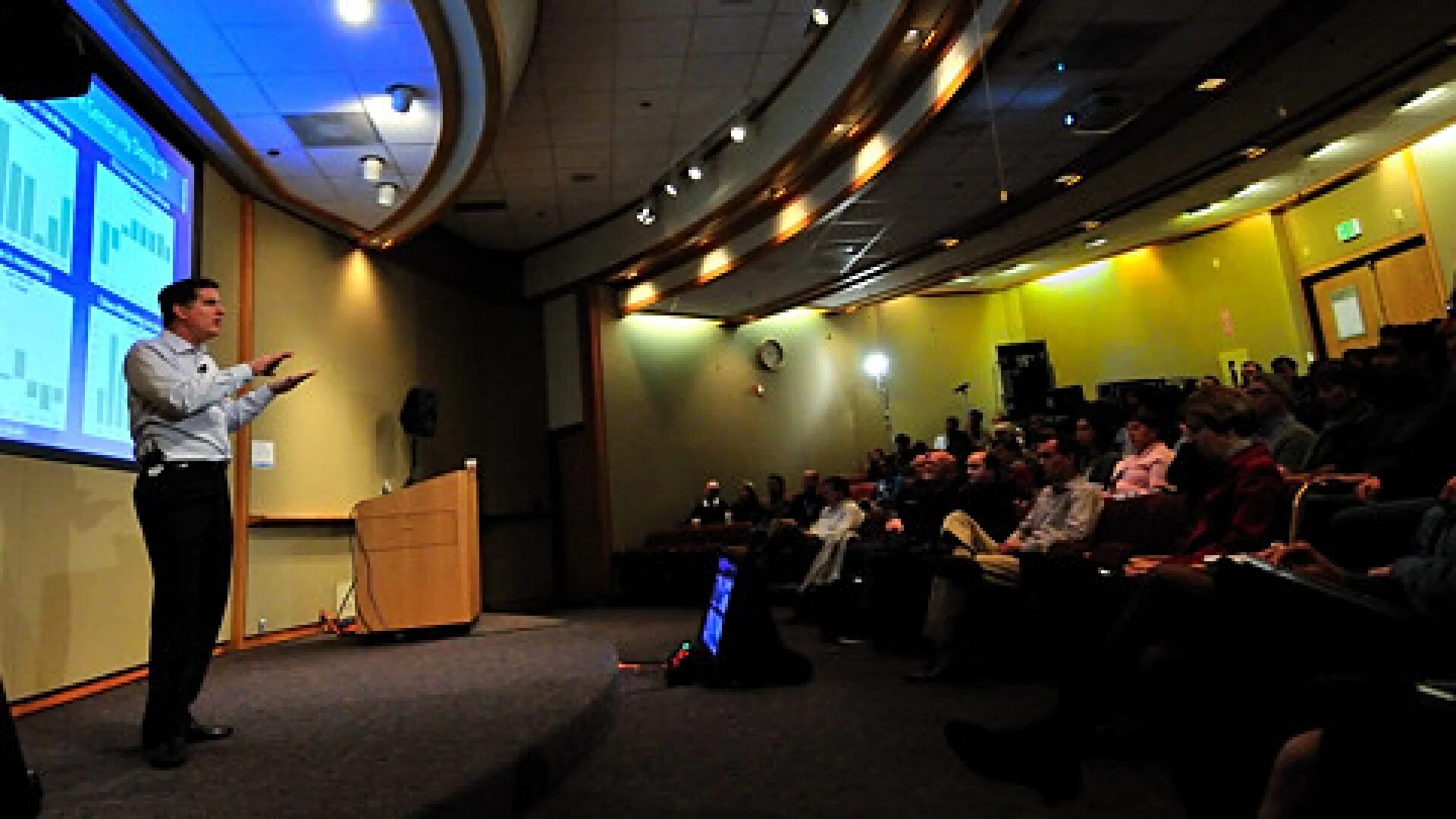 Презентации конференции 2021. Conference hall with people. Организация мероприятий. Attending a conference. Attending a conference.