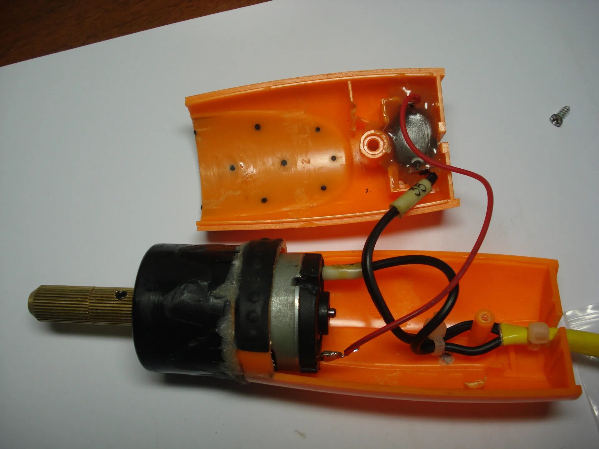 Самоделки с электромоторчиком. Самодельные машинки с моторчиком. Полезные самоделки из моторчика. Самодельные игрушки машинки. Крутые самоделки с моторчиком.