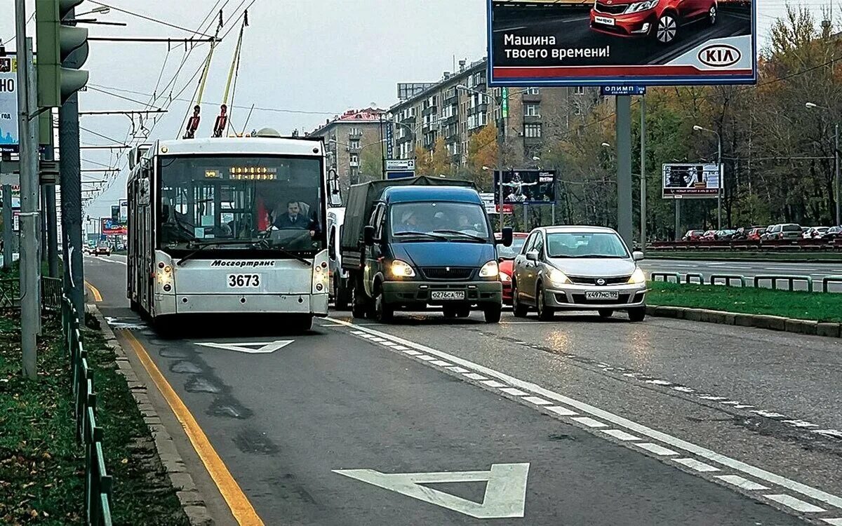 Выделенная автобусная полоса. Автобусная полоса. Выделенная полоса. Полоса для автобусов. Выделенка для автобусов.