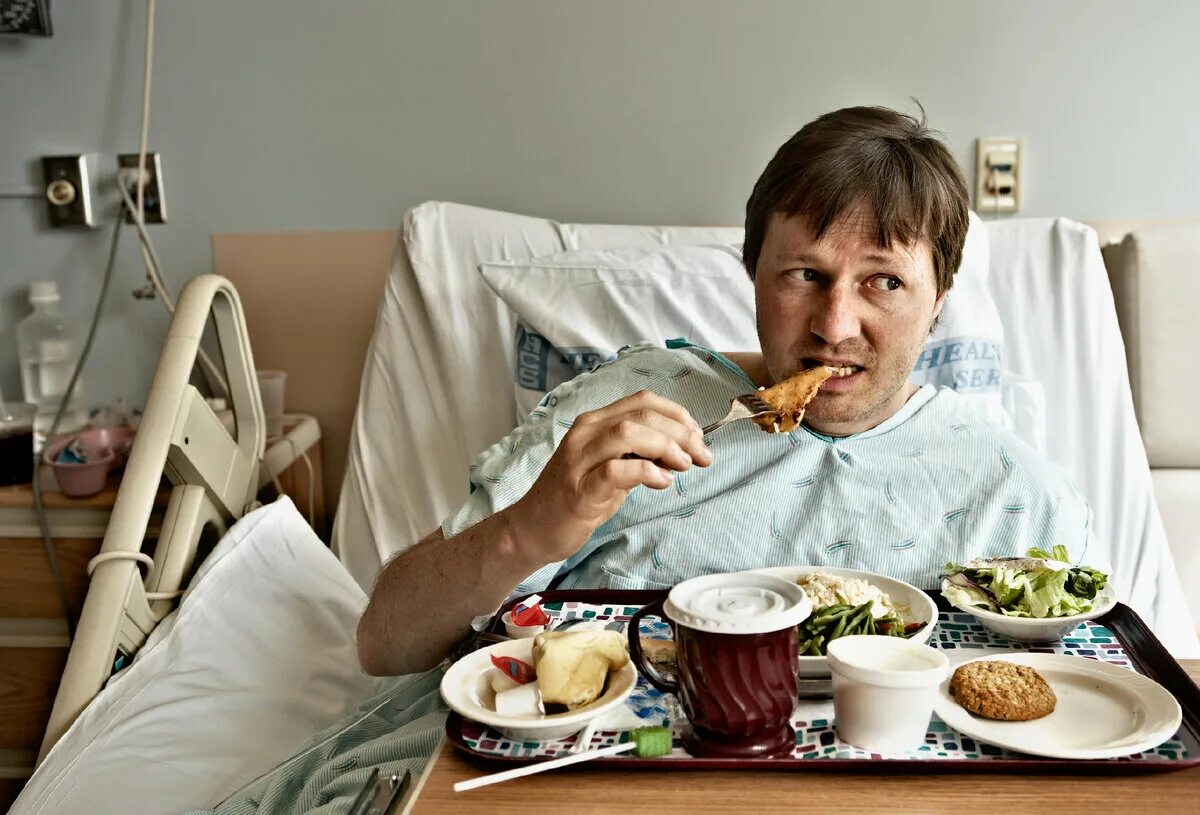 Съесть страдать. Человек не хочет есть. Питание пациента. Человек хочет есть. Пациент и еда.