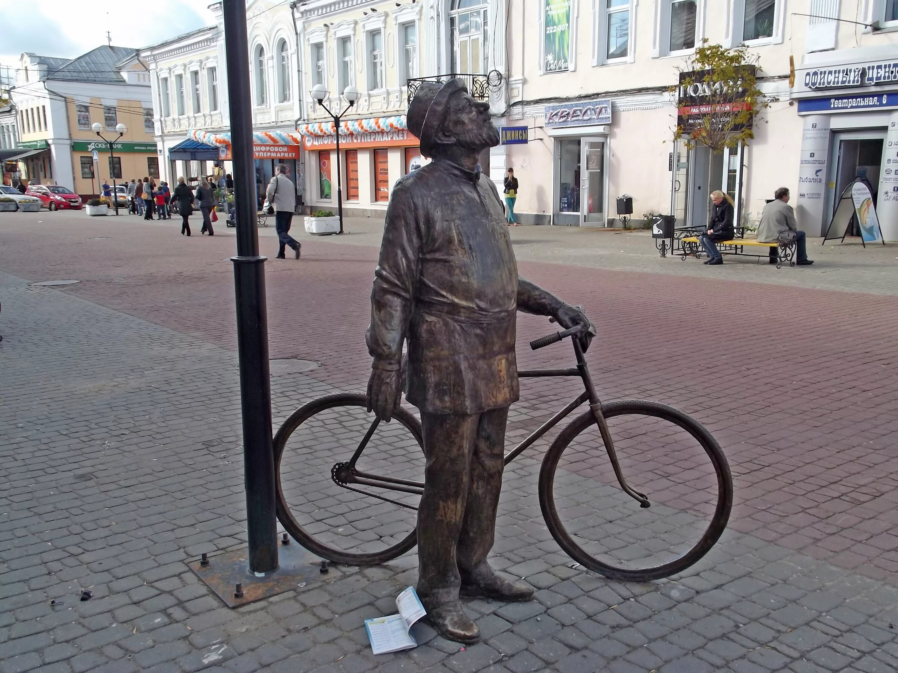 Какие памятники есть в калуге. Памятник Циолковскому в Калуге с велосипедом. Циолковский на велосипеде в Калуге. Калуга Циолковский скульптуры и памятники. Памятник Циолковскому человек с велосипедом Калуга.