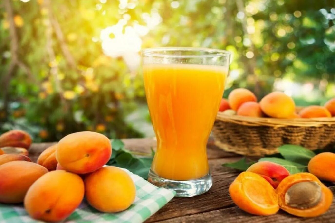 Компот абрикос. Абрикосовый сок. Напиток урюк шарбат. Абрикос напитки. Абрикос напитки.