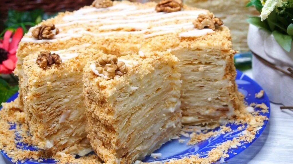 Наполеон рецепт видео. Краткий рецепт наполеона. Торт наполеон три ватрушки. Наполеон рецепт видео. Наполеон из слоеного теста.