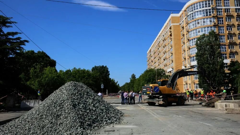 Улица толстого симферополь. Симферополь мост на улице Толстого. Симферополь улицы. Обрушение дорожного полотна. Ул Толстого Симферополь.