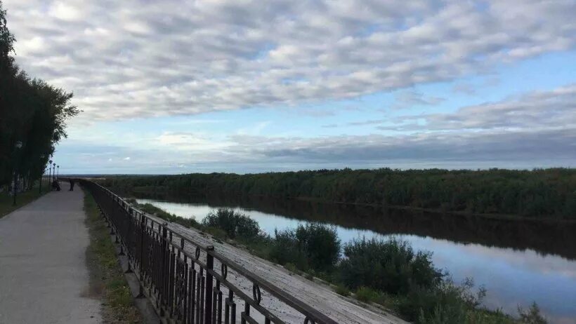 Утону я в западной двине. Набережная Горончаровского Холмогоры. Холмогоры Архангельской пляж. Холмогоры Двина. Набережная в Холмогорах.