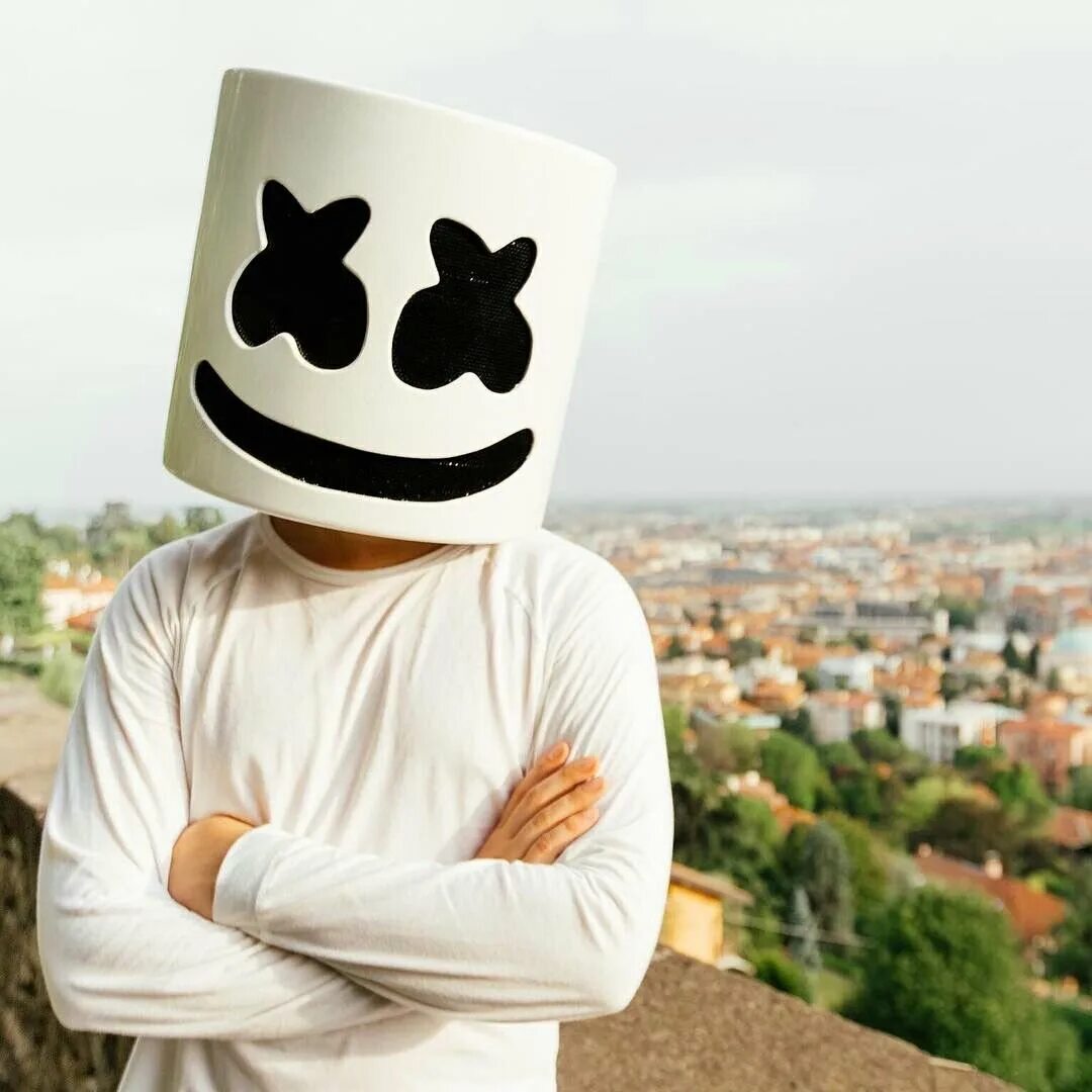 Marshmallow лицо. Кристофер Комсток Marshmello. Кристофер Комсток Marshmello без маски. Marshmello 2020. Маршмеллоу диджей без маски.