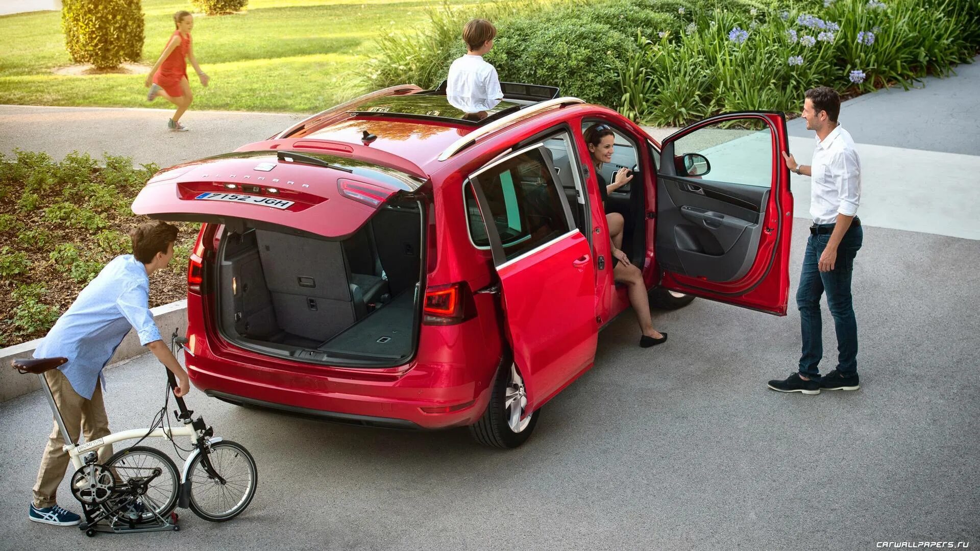 Seat Alhambra 2022. Семейный автомобиль. Семейная машина. Семья в машине.