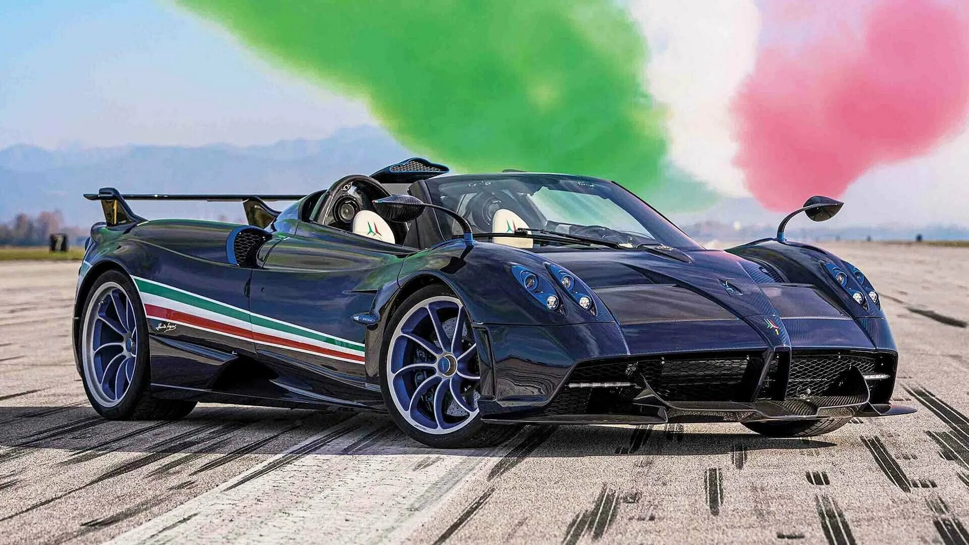 Паганини дорога. Пагани зонда 2021. Pagani Huayra r 2021. Пагани зонда 2020. Pagani Huayra Roadster Tricolor.