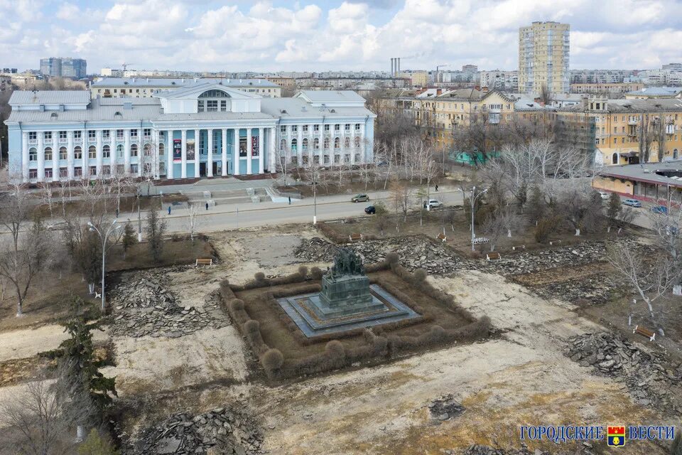 Краснооктябрьский район Сталинграда. Сквер перед Царицынской оперы Волгоград. Краснооктябрьский район Волгоград. Поселок Металлургов Волгоград Краснооктябрьский район. Вода краснооктябрьский район волгоград