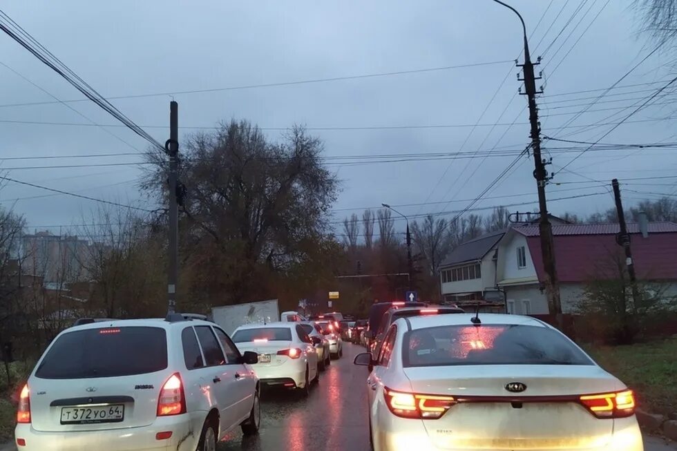 Пробки Энгельс. Пробка на мосту Саратов Энгельс сейчас. Саратов пробки на мосту. Саратов пробки 22 ноября.