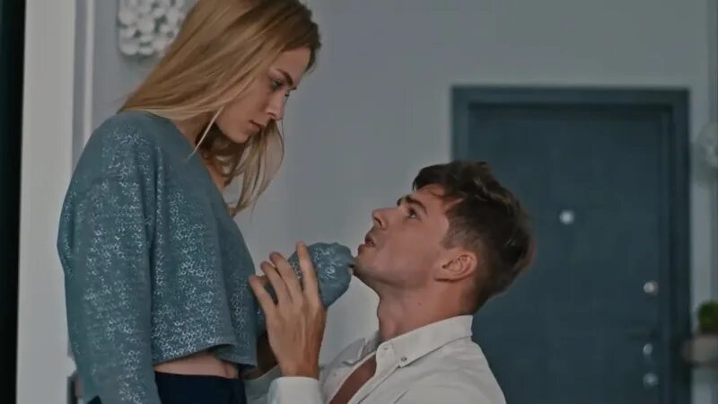 Мужчина ревнует. Фото для ревности. Ревность мужчины. Поцелуй родителей. Пасынок ревнует.