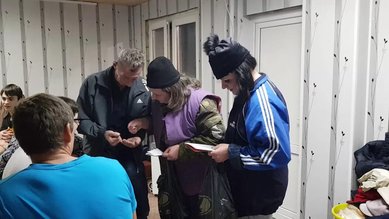 Сценка бомжи. С днем рождения от бомжа. Поздравление от бомжа. С днем рождения бомж. Поздравление бомжа с днем рождения.
